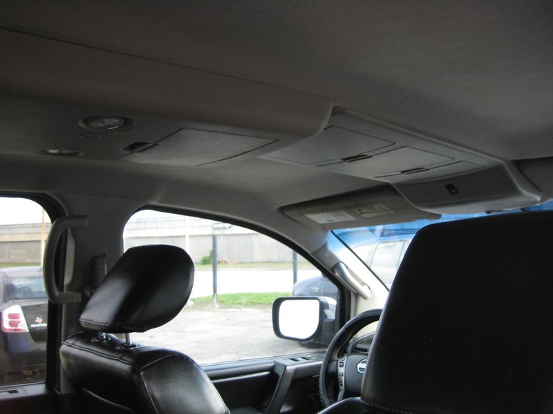 Nissan Titan Vehicle Full-screen Gallery Image 13