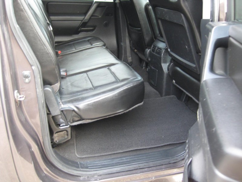 Nissan Titan Vehicle Full-screen Gallery Image 14