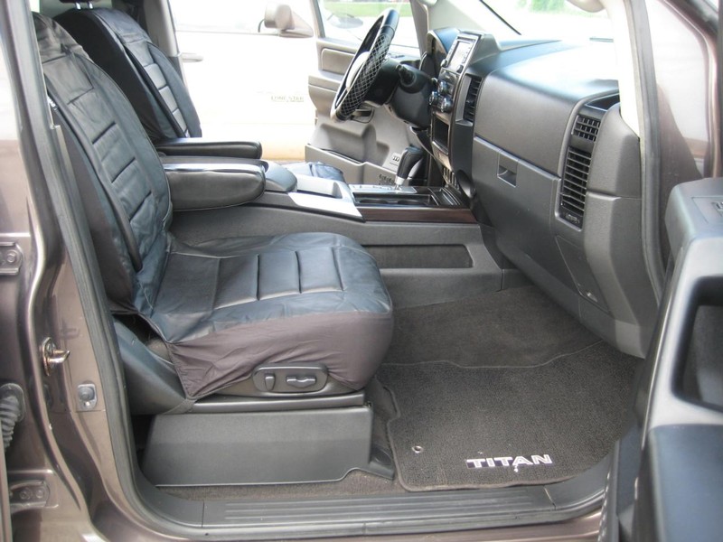 Nissan Titan Vehicle Full-screen Gallery Image 18