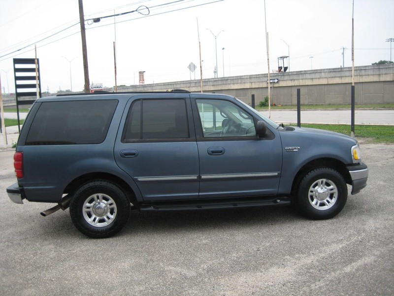 Ford Expedition Vehicle Full-screen Gallery Image 06