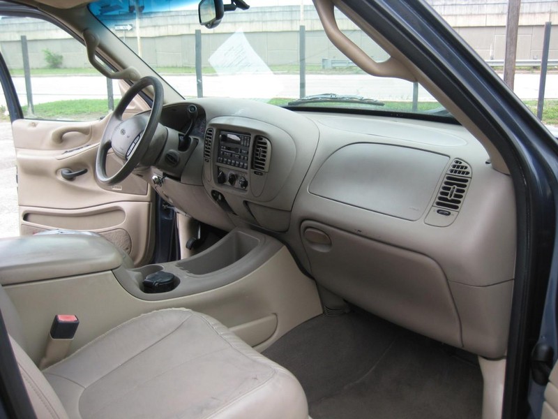 Ford Expedition Vehicle Full-screen Gallery Image 15