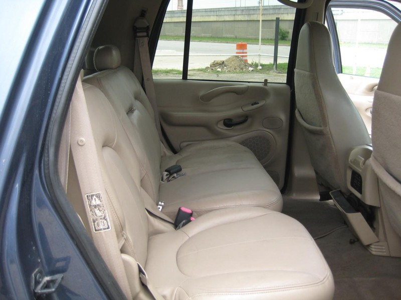 Ford Expedition Vehicle Full-screen Gallery Image 17