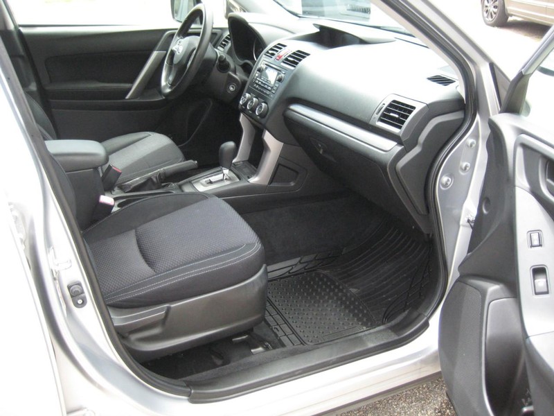 Subaru Forester Vehicle Full-screen Gallery Image 11
