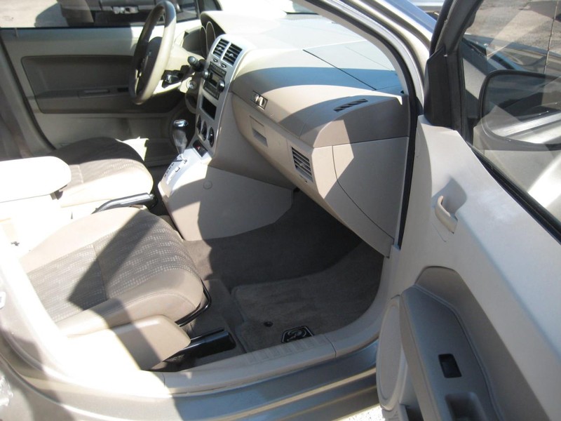 Dodge Caliber Vehicle Full-screen Gallery Image 05