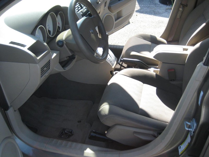 Dodge Caliber Vehicle Full-screen Gallery Image 07