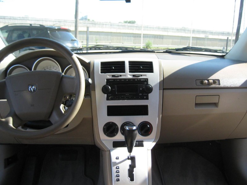Dodge Caliber Vehicle Full-screen Gallery Image 09