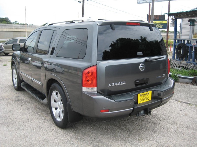 Nissan Armada Vehicle Full-screen Gallery Image 03