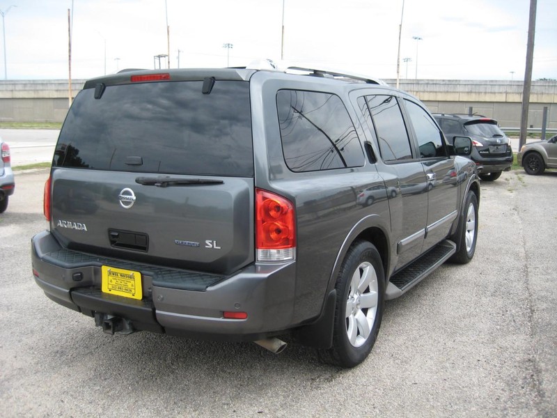 Nissan Armada Vehicle Full-screen Gallery Image 04