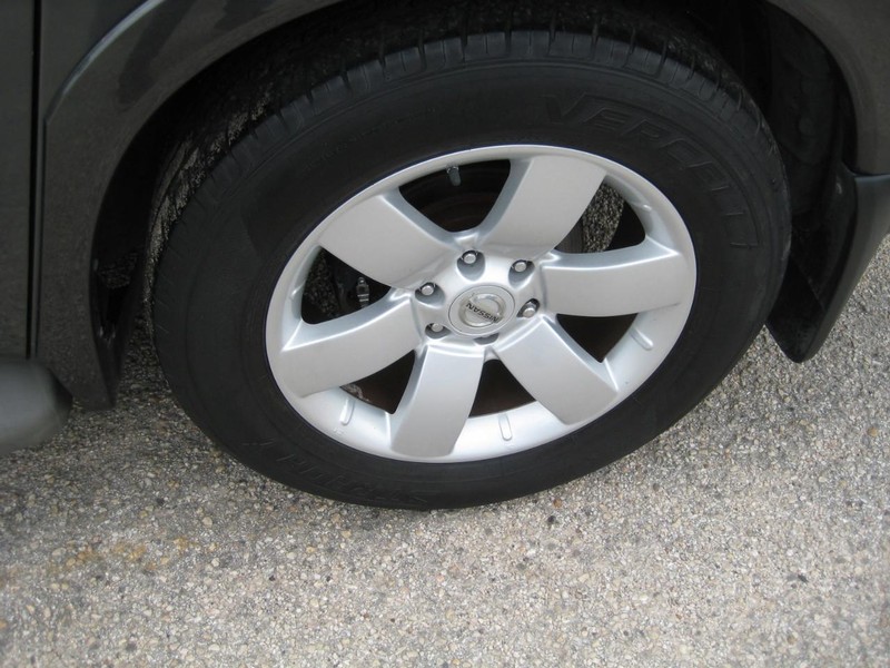 Nissan Armada Vehicle Full-screen Gallery Image 09
