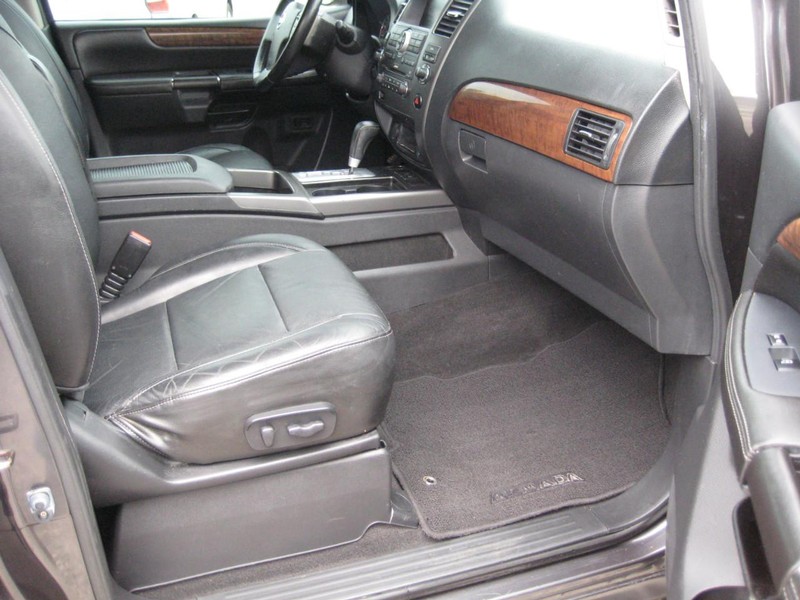 Nissan Armada Vehicle Full-screen Gallery Image 12