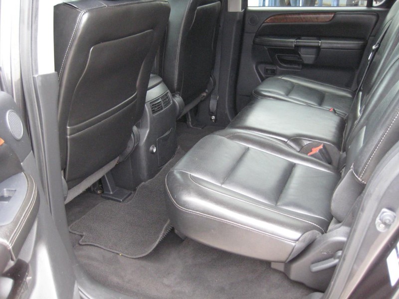 Nissan Armada Vehicle Full-screen Gallery Image 17