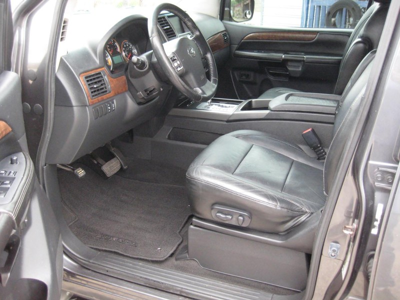 Nissan Armada Vehicle Full-screen Gallery Image 19