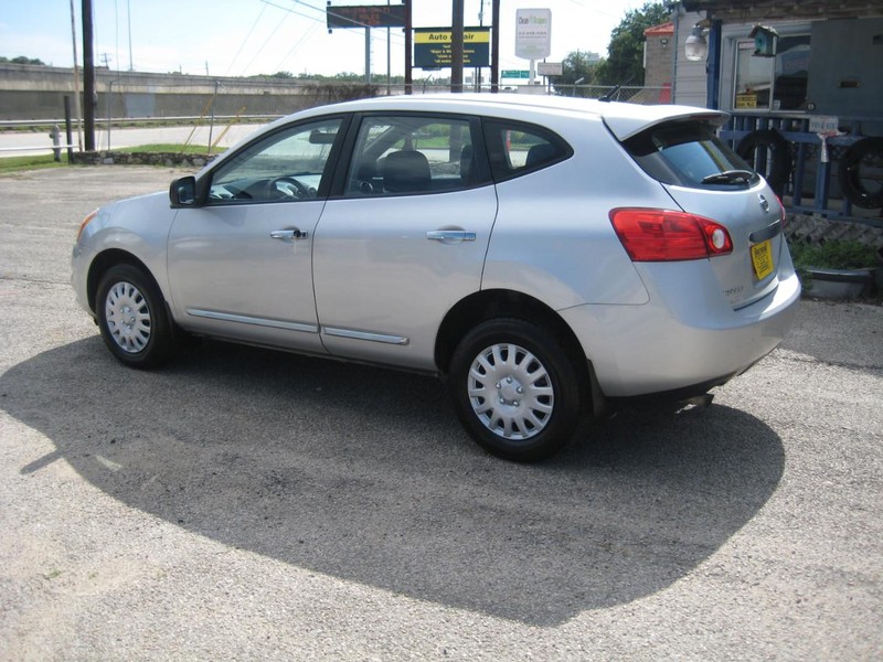 Nissan Rogue Vehicle Full-screen Gallery Image 02