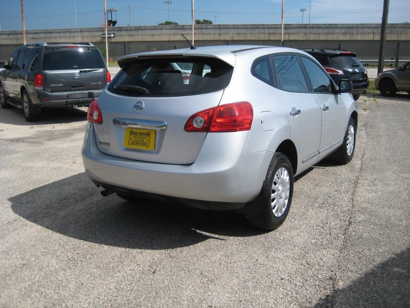 Nissan Rogue Vehicle Full-screen Gallery Image 03