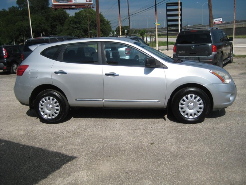 Nissan Rogue Vehicle Full-screen Gallery Image 04