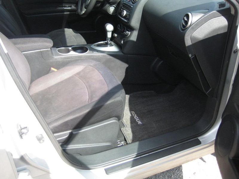 Nissan Rogue Vehicle Full-screen Gallery Image 11