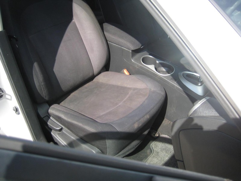 Nissan Rogue Vehicle Full-screen Gallery Image 12