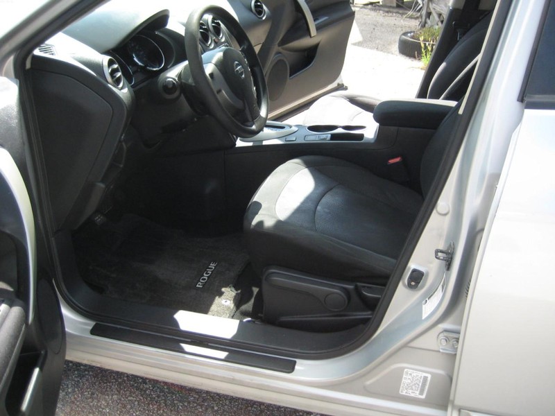 Nissan Rogue Vehicle Full-screen Gallery Image 13