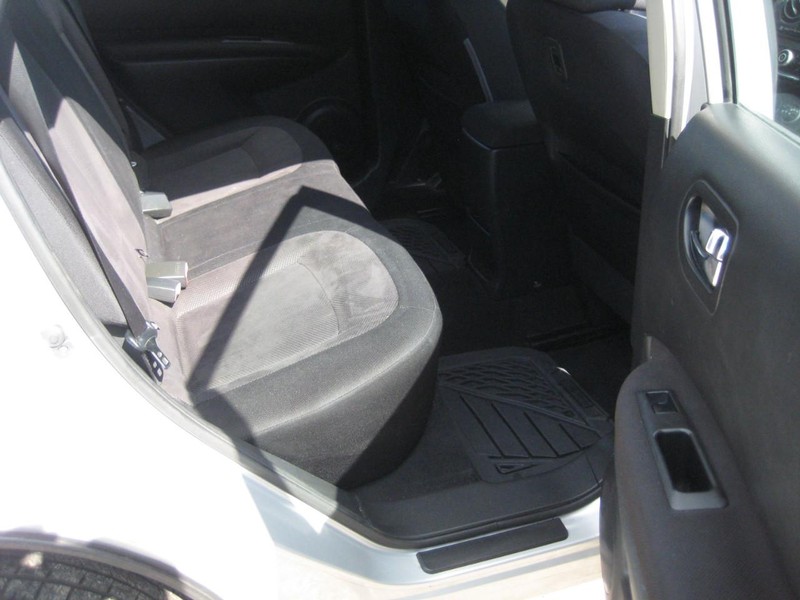 Nissan Rogue Vehicle Full-screen Gallery Image 15