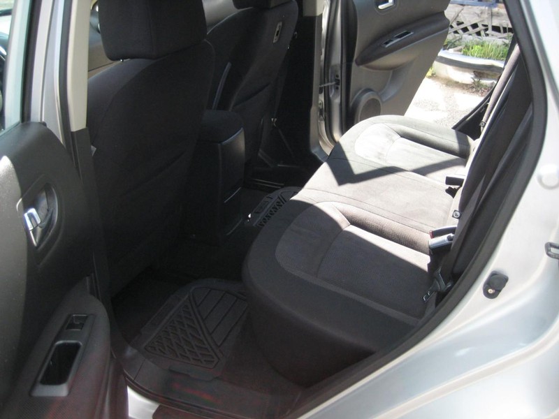 Nissan Rogue Vehicle Full-screen Gallery Image 17