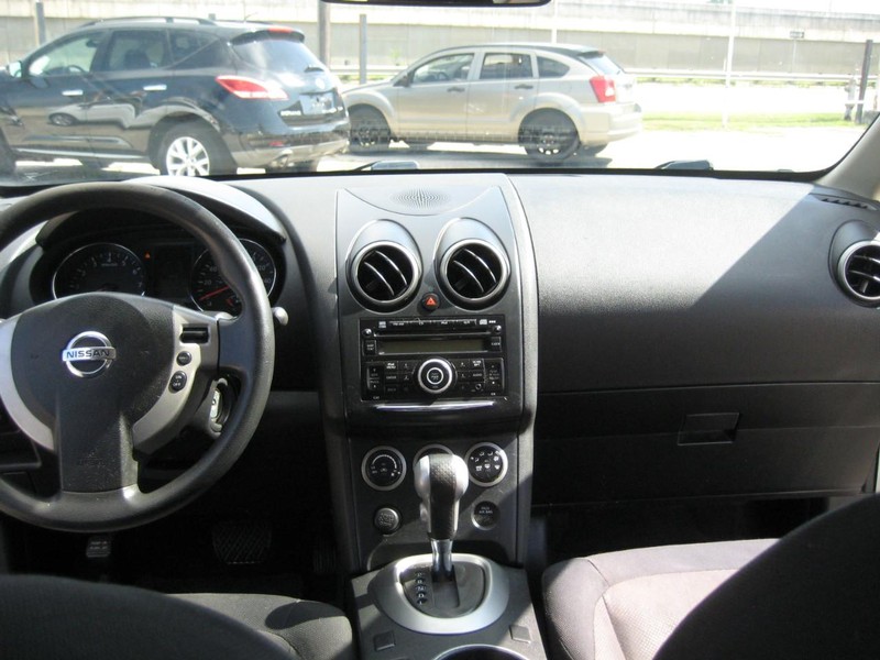 Nissan Rogue Vehicle Full-screen Gallery Image 18