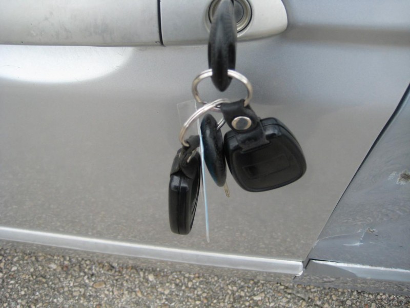 Kia Spectra Vehicle Full-screen Gallery Image 06