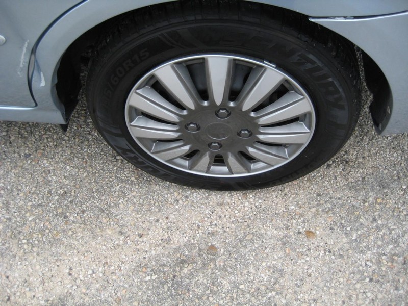 Kia Spectra Vehicle Full-screen Gallery Image 08