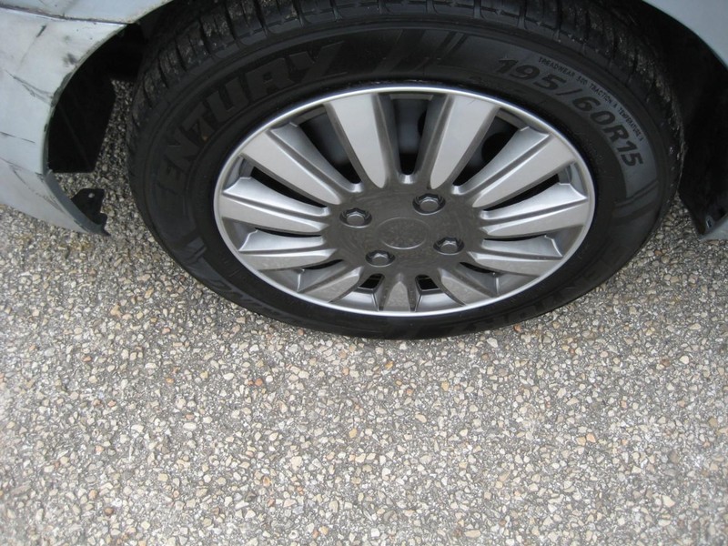 Kia Spectra Vehicle Full-screen Gallery Image 09
