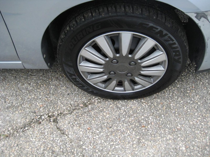 Kia Spectra Vehicle Full-screen Gallery Image 10