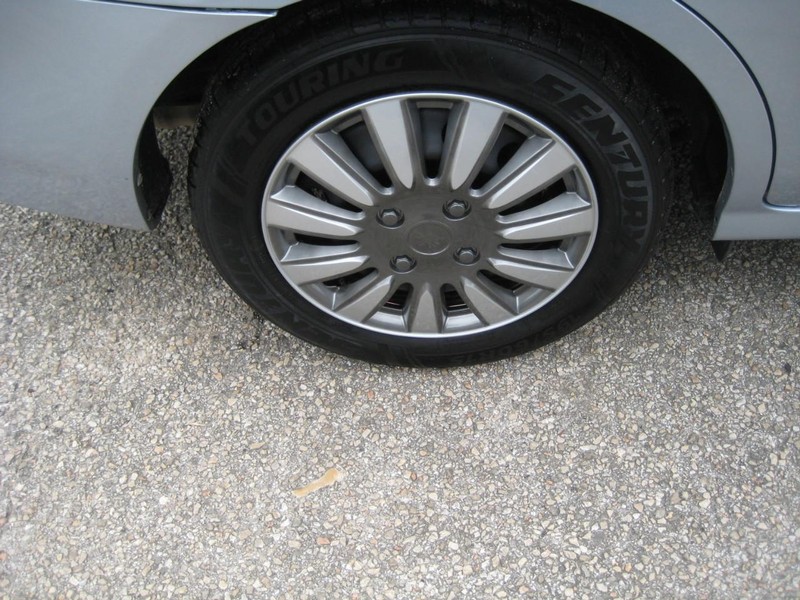 Kia Spectra Vehicle Full-screen Gallery Image 11