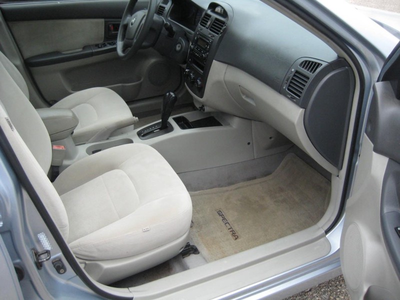 Kia Spectra Vehicle Full-screen Gallery Image 12
