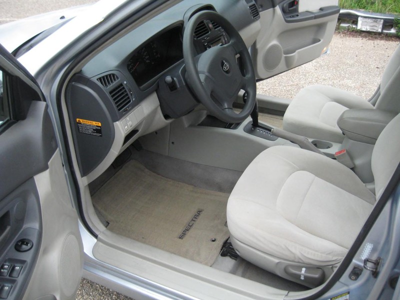 Kia Spectra Vehicle Full-screen Gallery Image 14