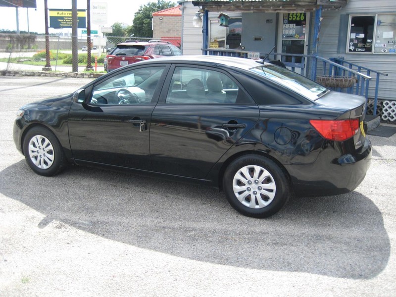 Kia Forte Vehicle Full-screen Gallery Image 02