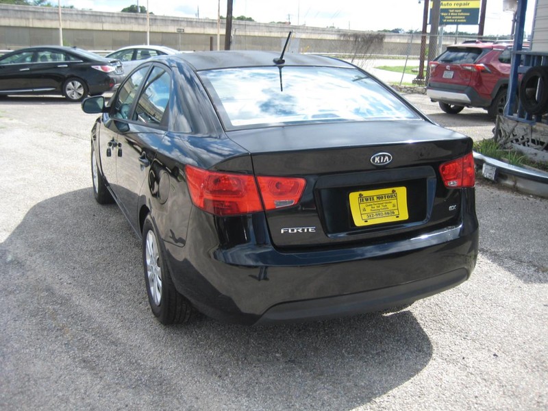 Kia Forte Vehicle Full-screen Gallery Image 03