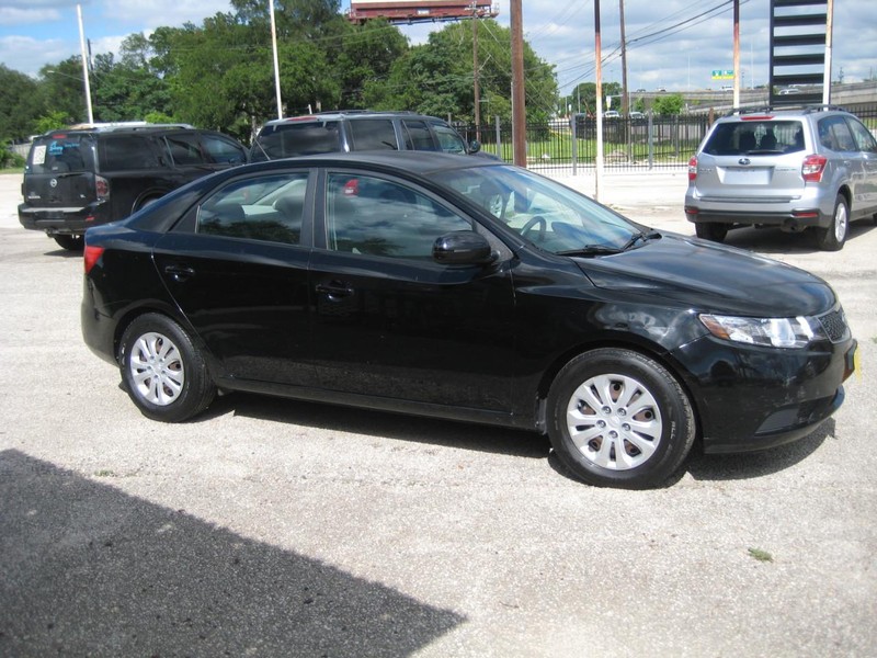 Kia Forte Vehicle Full-screen Gallery Image 05