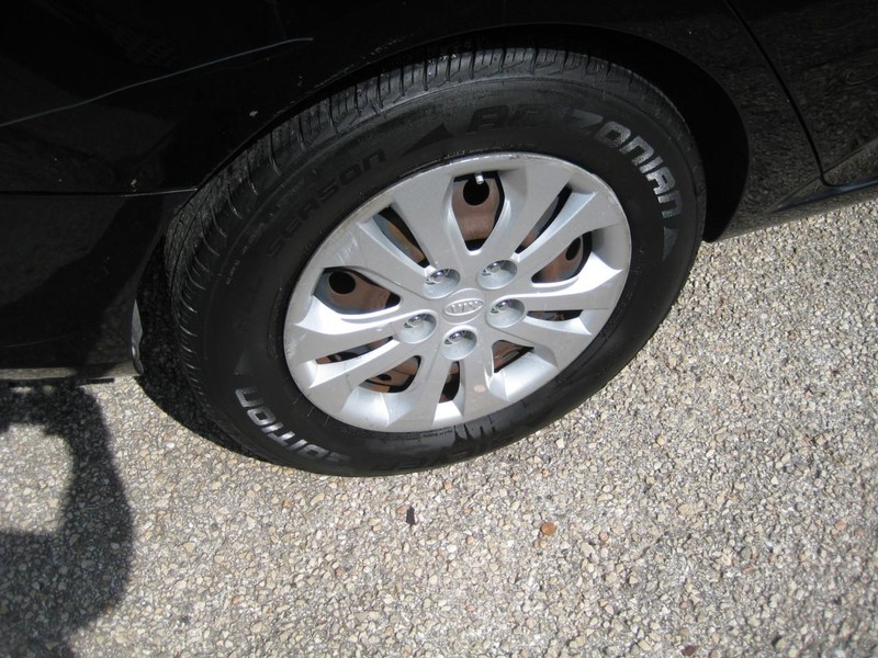 Kia Forte Vehicle Full-screen Gallery Image 10