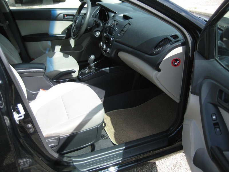Kia Forte Vehicle Full-screen Gallery Image 12