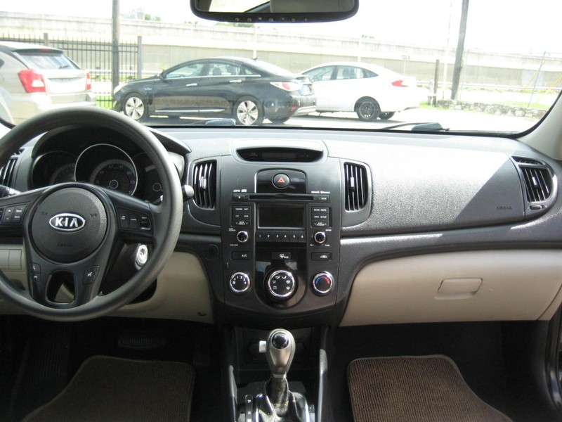 Kia Forte Vehicle Full-screen Gallery Image 14