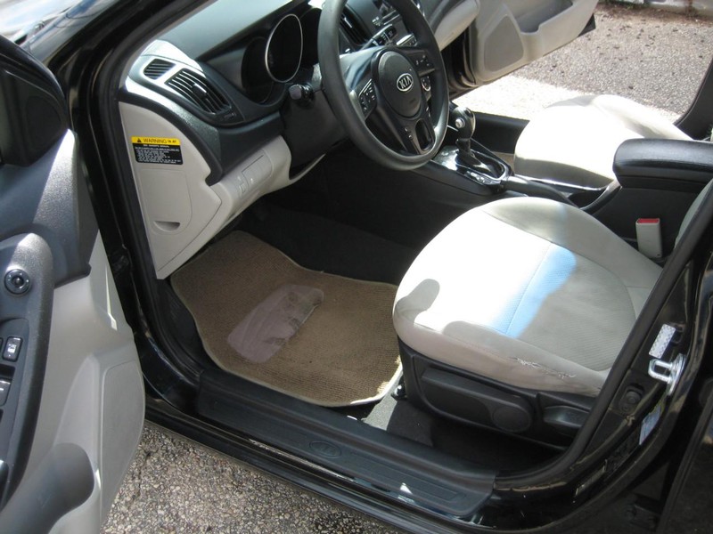 Kia Forte Vehicle Full-screen Gallery Image 15