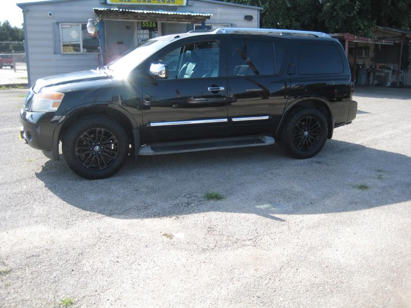 Nissan Armada Vehicle Full-screen Gallery Image 01