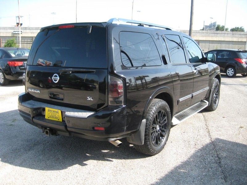 Nissan Armada Vehicle Full-screen Gallery Image 04
