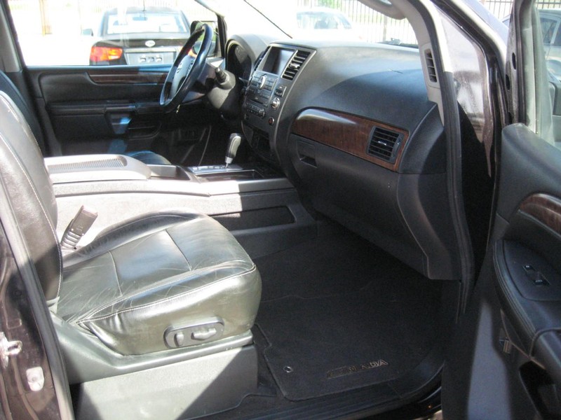 Nissan Armada Vehicle Full-screen Gallery Image 12