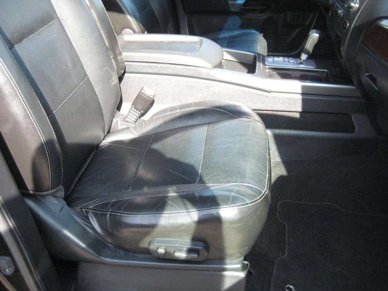 Nissan Armada Vehicle Full-screen Gallery Image 13