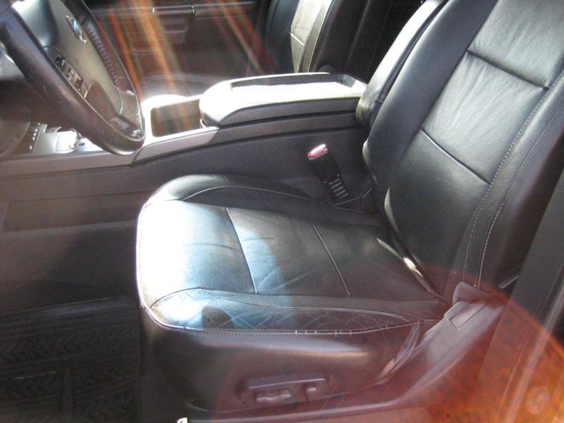 Nissan Armada Vehicle Full-screen Gallery Image 15