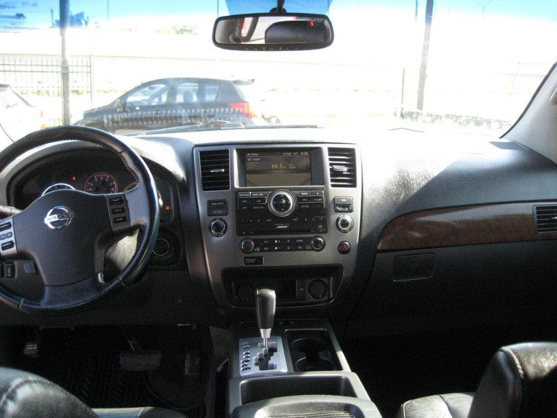 Nissan Armada Vehicle Full-screen Gallery Image 17