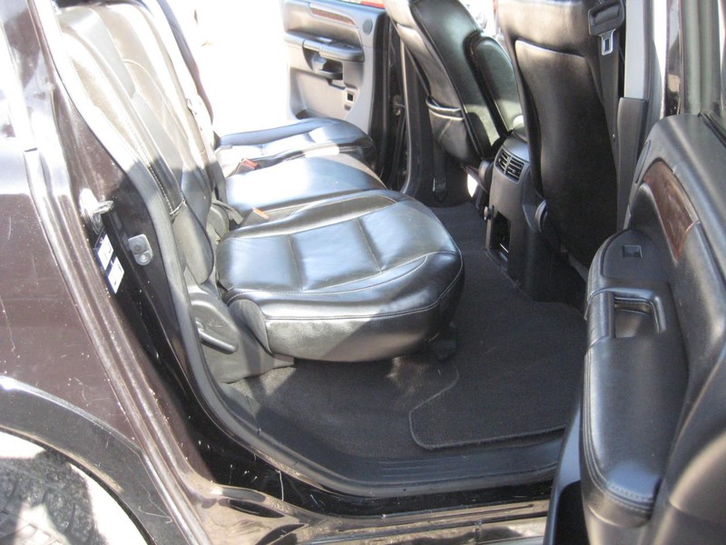 Nissan Armada Vehicle Full-screen Gallery Image 18
