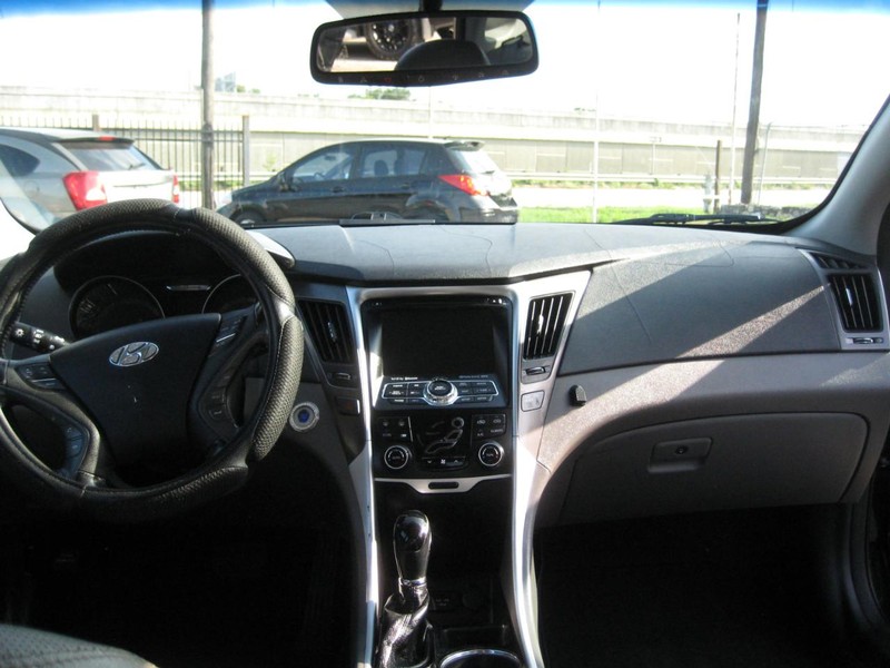 Hyundai Sonata Hybrid Vehicle Image 13