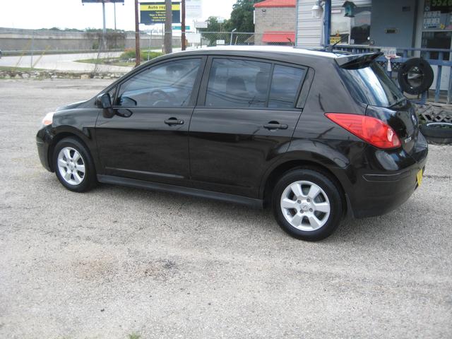 Nissan Versa Vehicle Image 02