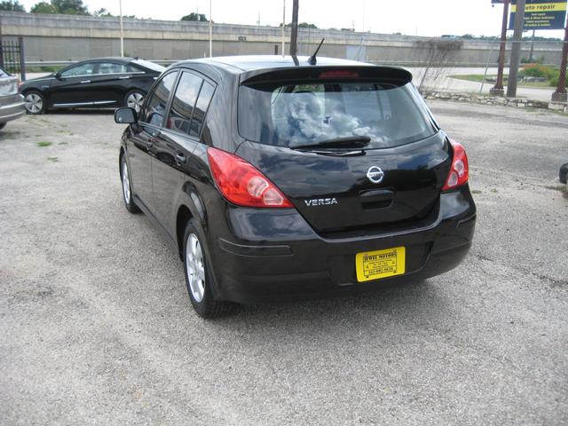 Nissan Versa Vehicle Image 03