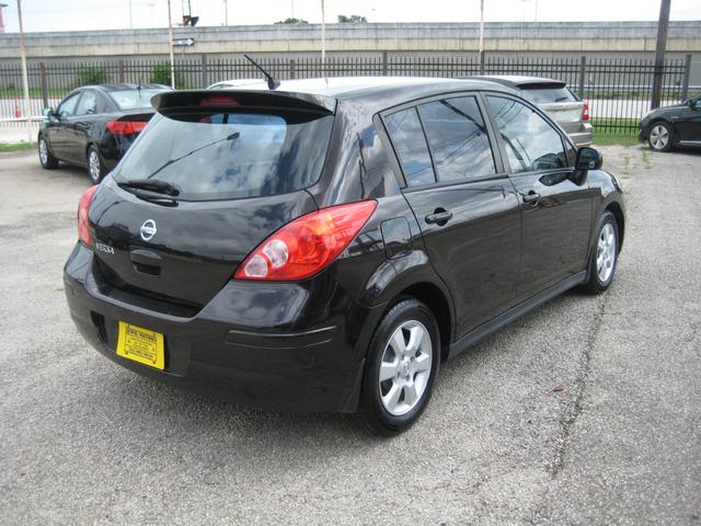 Nissan Versa Vehicle Image 04